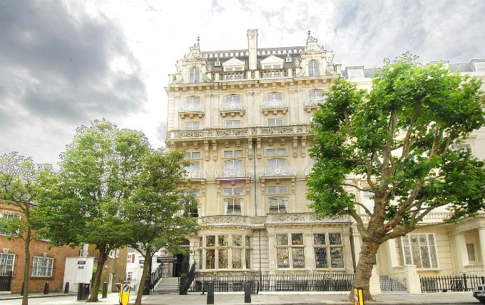 The exterior of Inverness Court Hotel