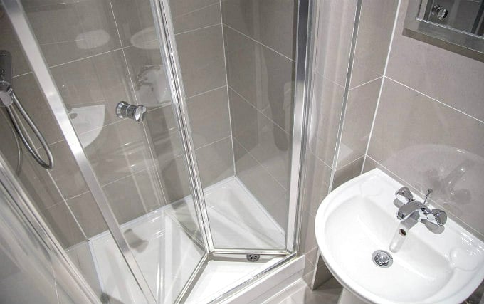 A typical bathroom at Kensington Garden Hotel